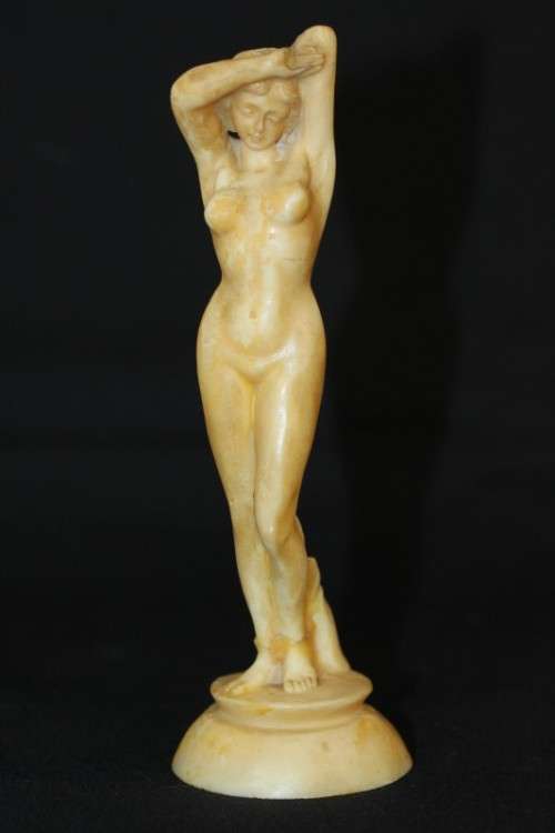 A beautiful and very elegant oxylite figurine of a lady - made in Italy