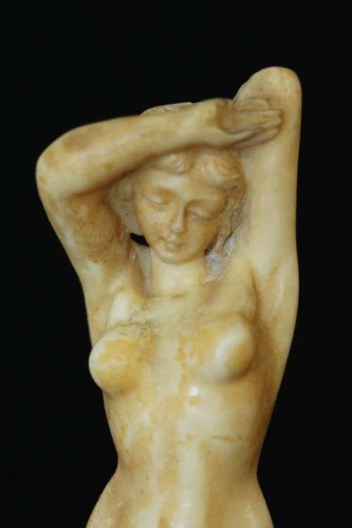 A beautiful and very elegant oxylite figurine of a lady - made in Italy