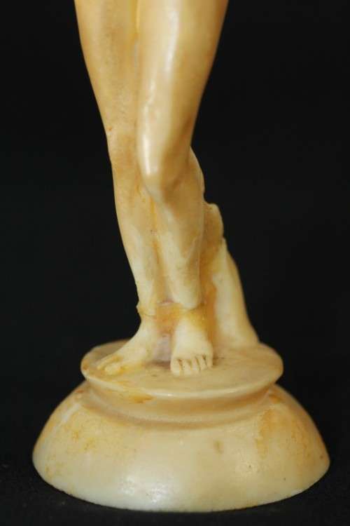 A beautiful and very elegant oxylite figurine of a lady - made in Italy