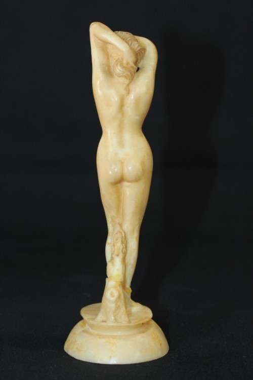 A beautiful and very elegant oxylite figurine of a lady - made in Italy
