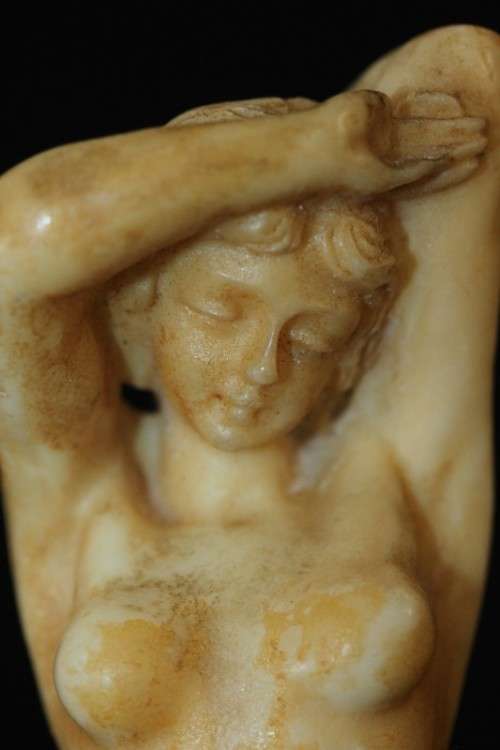 A beautiful and very elegant oxylite figurine of a lady - made in Italy