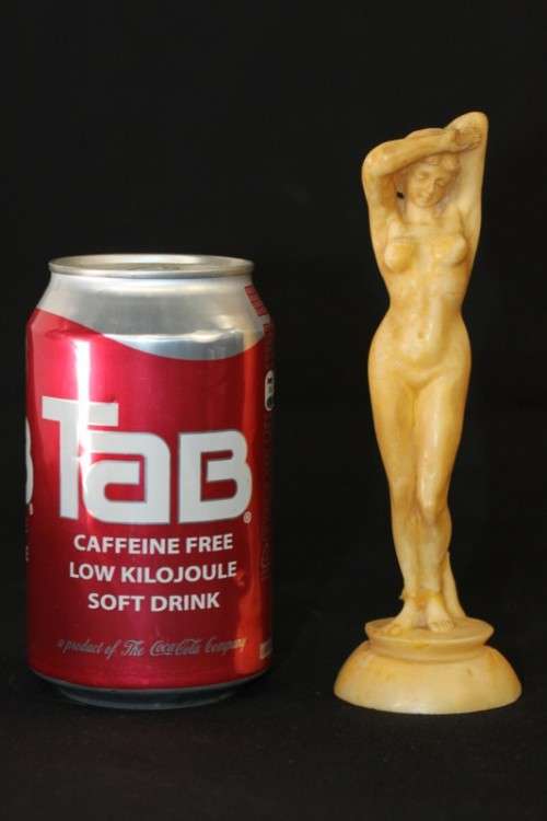 A beautiful and very elegant oxylite figurine of a lady - made in Italy