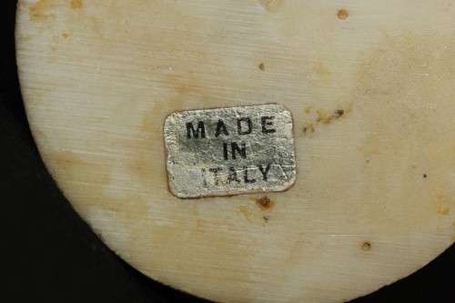 A beautiful and very elegant oxylite figurine of a lady - made in Italy