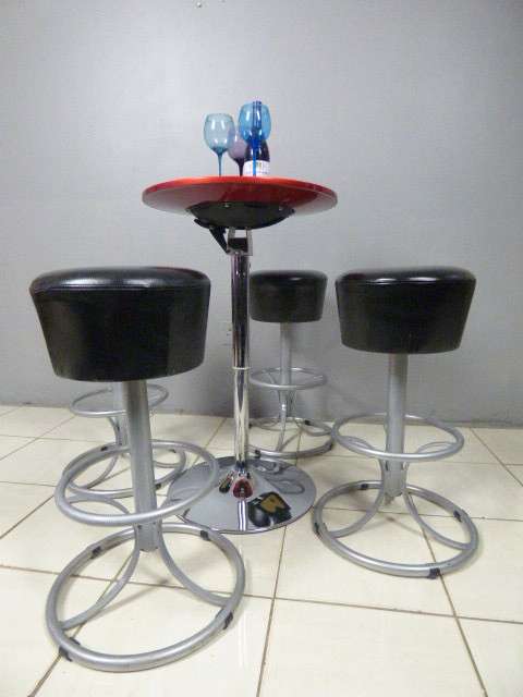 A fabulous modern "Red Apple" aluminium cocktail table with 4 bar stools. Awesome in bar areas/patio