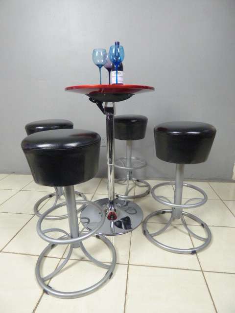 A fabulous modern "Red Apple" aluminium cocktail table with 4 bar stools. Awesome in bar areas/patio