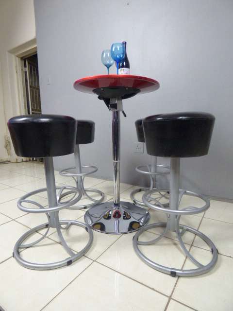 A fabulous modern "Red Apple" aluminium cocktail table with 4 bar stools. Awesome in bar areas/patio