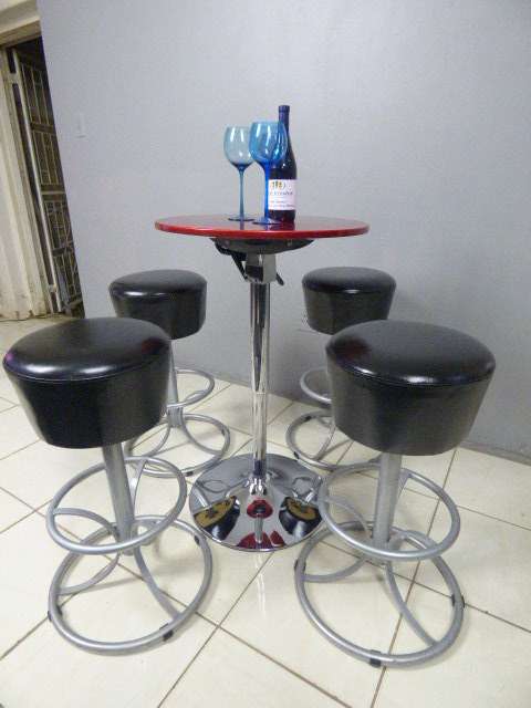 A fabulous modern "Red Apple" aluminium cocktail table with 4 bar stools. Awesome in bar areas/patio