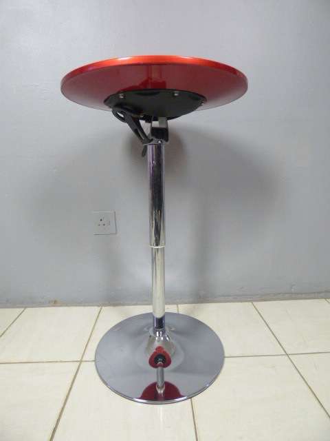 A fabulous modern "Red Apple" aluminium cocktail table with 4 bar stools. Awesome in bar areas/patio