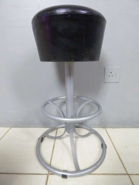 A fabulous modern "Red Apple" aluminium cocktail table with 4 bar stools. Awesome in bar areas/patio
