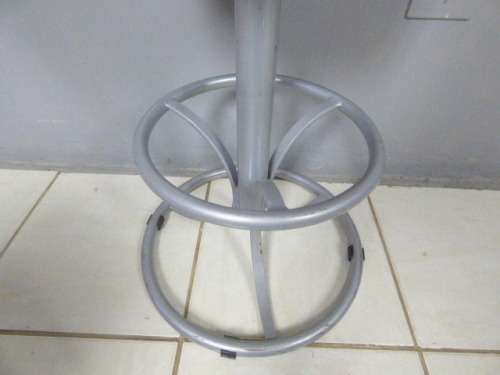 A fabulous modern "Red Apple" aluminium cocktail table with 4 bar stools. Awesome in bar areas/patio