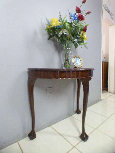 A beautiful vintage ball & claw Imbuia half moon display/occasional table. Gorgeous in an entrance!!
