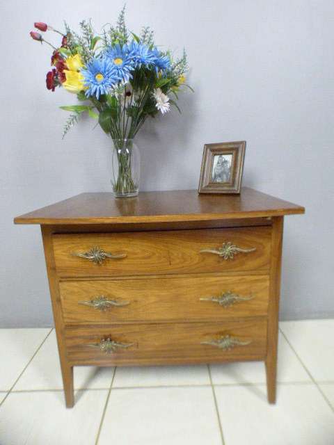 A beautiful solidly built 3-drawer chest of drawers with stunning styling & lift up top for a mirror
