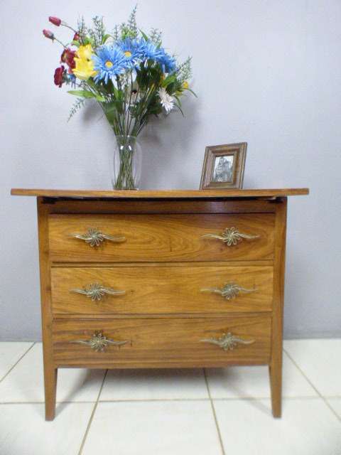 A beautiful solidly built 3-drawer chest of drawers with stunning styling & lift up top for a mirror