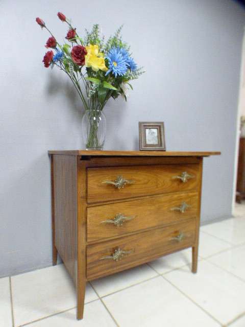 A beautiful solidly built 3-drawer chest of drawers with stunning styling & lift up top for a mirror