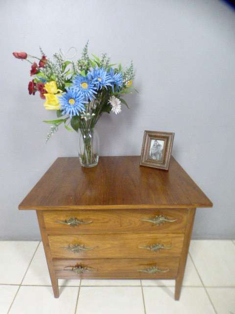 A beautiful solidly built 3-drawer chest of drawers with stunning styling & lift up top for a mirror