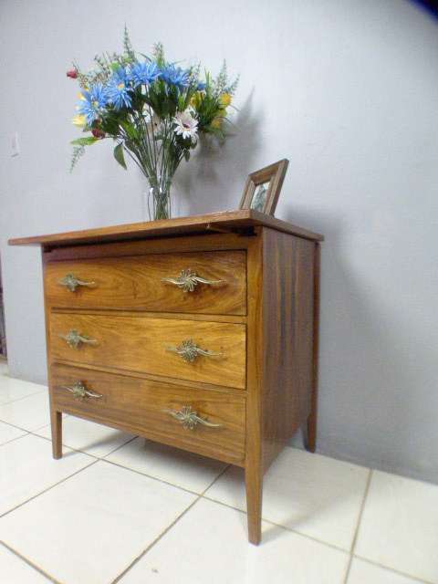 A beautiful solidly built 3-drawer chest of drawers with stunning styling & lift up top for a mirror