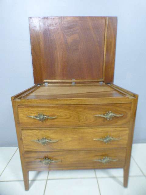 A beautiful solidly built 3-drawer chest of drawers with stunning styling & lift up top for a mirror