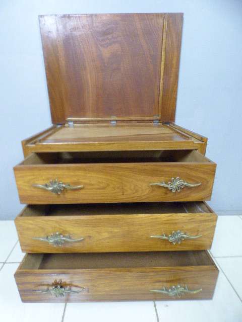 A beautiful solidly built 3-drawer chest of drawers with stunning styling & lift up top for a mirror