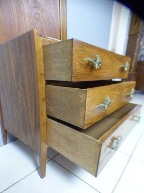 A beautiful solidly built 3-drawer chest of drawers with stunning styling & lift up top for a mirror