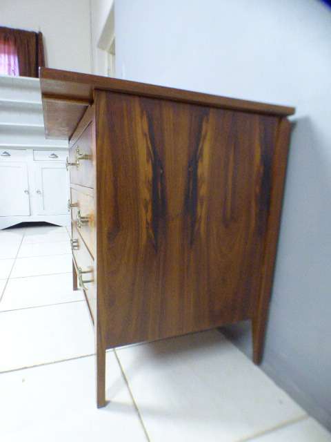 A beautiful solidly built 3-drawer chest of drawers with stunning styling & lift up top for a mirror