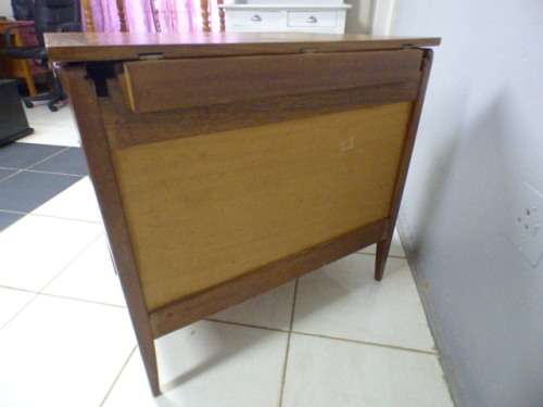 A beautiful solidly built 3-drawer chest of drawers with stunning styling & lift up top for a mirror