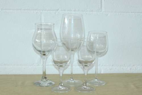 A gorgeous collection of 5x assorted wine glasses including - Ideal pub/bar glasses; bid/glass