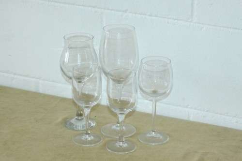 A gorgeous collection of 5x assorted wine glasses including - Ideal pub/bar glasses; bid/glass