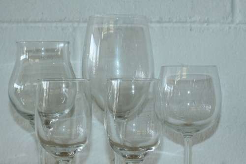 A gorgeous collection of 5x assorted wine glasses including - Ideal pub/bar glasses; bid/glass