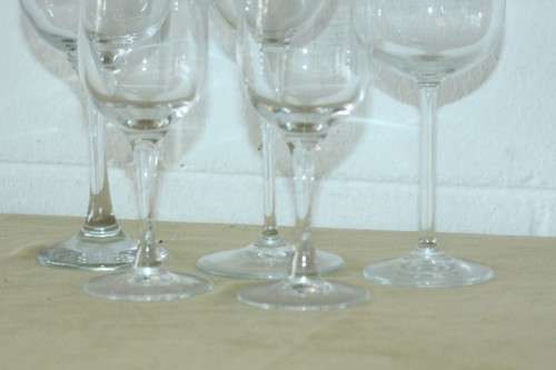 A gorgeous collection of 5x assorted wine glasses including - Ideal pub/bar glasses; bid/glass