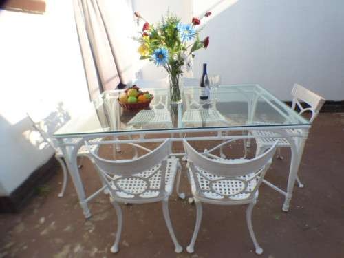 A top quality 6-seater patio table w 6x cast aluminium all weather outdoor chairs. Superb quality