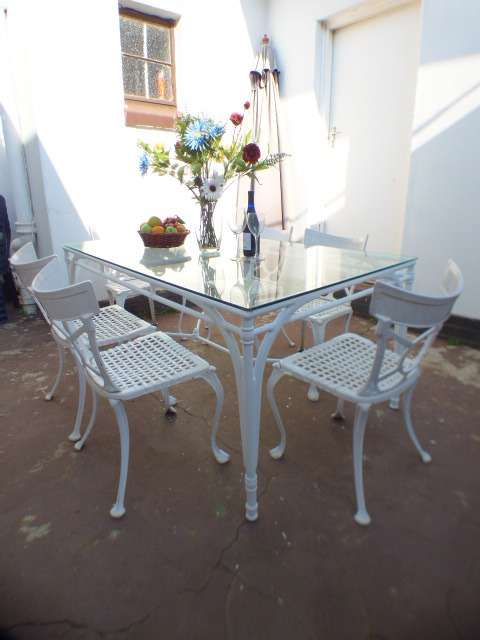 A top quality 6-seater patio table w 6x cast aluminium all weather outdoor chairs. Superb quality