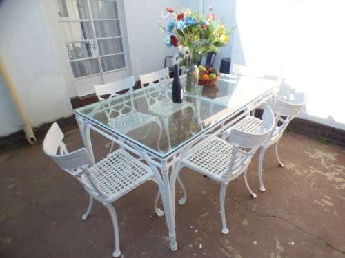 A top quality 6-seater patio table w 6x cast aluminium all weather outdoor chairs. Superb quality