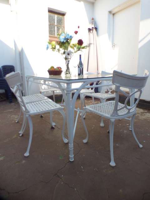 A top quality 6-seater patio table w 6x cast aluminium all weather outdoor chairs. Superb quality