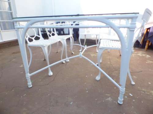 A top quality 6-seater patio table w 6x cast aluminium all weather outdoor chairs. Superb quality