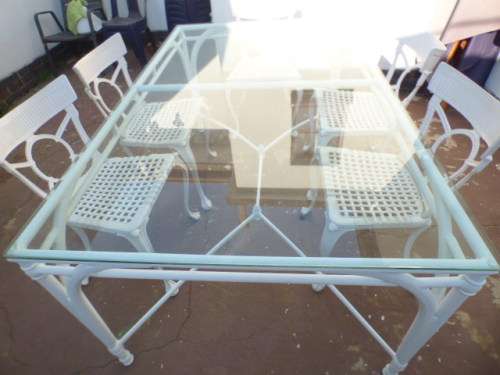 A top quality 6-seater patio table w 6x cast aluminium all weather outdoor chairs. Superb quality