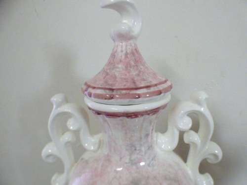 2 marvellous (x-large) lidded porcelain urn vases. Stunning in your home/office/reception! Bid/vase