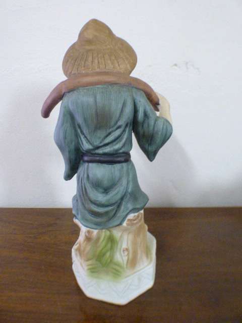 A lovely (large) ornamental ceramic display figurine of an elderly man in good condition!! RS17Sale