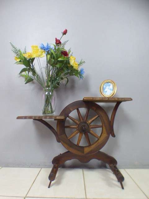 A gorgeous display table with a beautiful wagon wheel as the centre. Fantastic solid wood!!