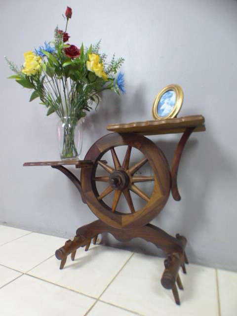 A gorgeous display table with a beautiful wagon wheel as the centre. Fantastic solid wood!!