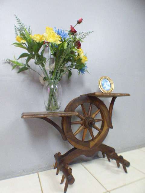 A gorgeous display table with a beautiful wagon wheel as the centre. Fantastic solid wood!!