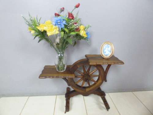 A gorgeous display table with a beautiful wagon wheel as the centre. Fantastic solid wood!!