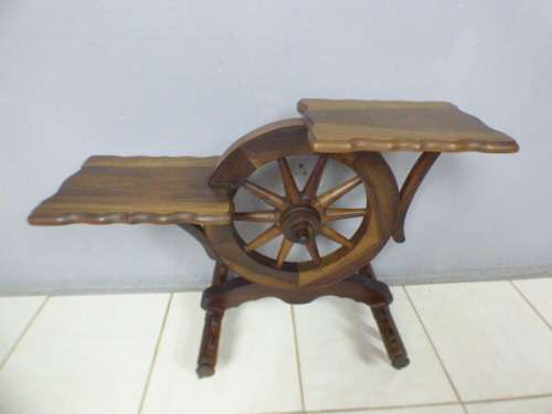 A gorgeous display table with a beautiful wagon wheel as the centre. Fantastic solid wood!!