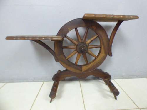 A gorgeous display table with a beautiful wagon wheel as the centre. Fantastic solid wood!!