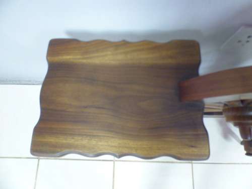 A gorgeous display table with a beautiful wagon wheel as the centre. Fantastic solid wood!!