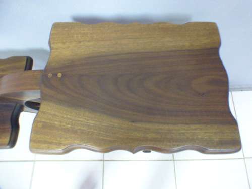 A gorgeous display table with a beautiful wagon wheel as the centre. Fantastic solid wood!!