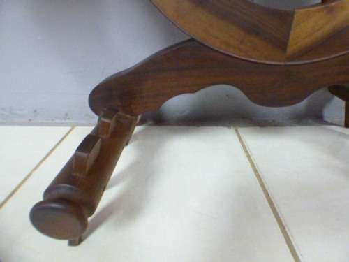 A gorgeous display table with a beautiful wagon wheel as the centre. Fantastic solid wood!!