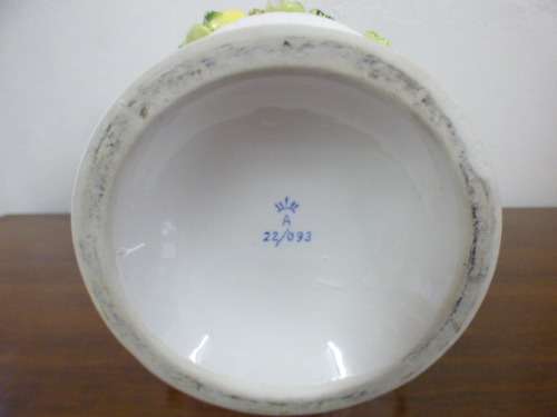 A wonderful, colourful stamped Capodimonte ceramic fruit bowl/ table display in great condition!