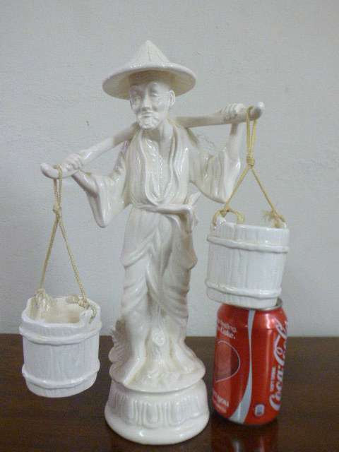 A lovely (large) ornamental ceramic display figurine of an elderly rice farmer in good condition!!