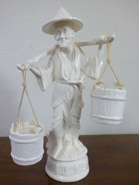 A lovely (large) ornamental ceramic display figurine of an elderly rice farmer in good condition!!