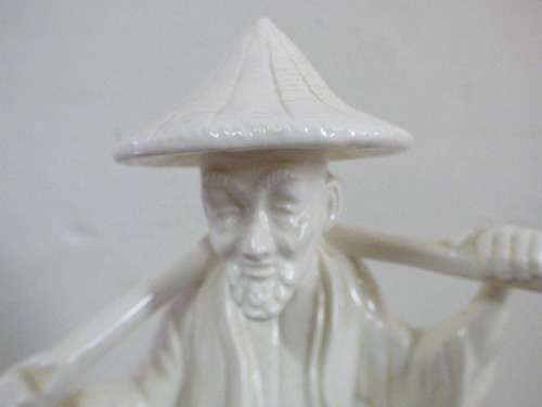 A lovely (large) ornamental ceramic display figurine of an elderly rice farmer in good condition!!